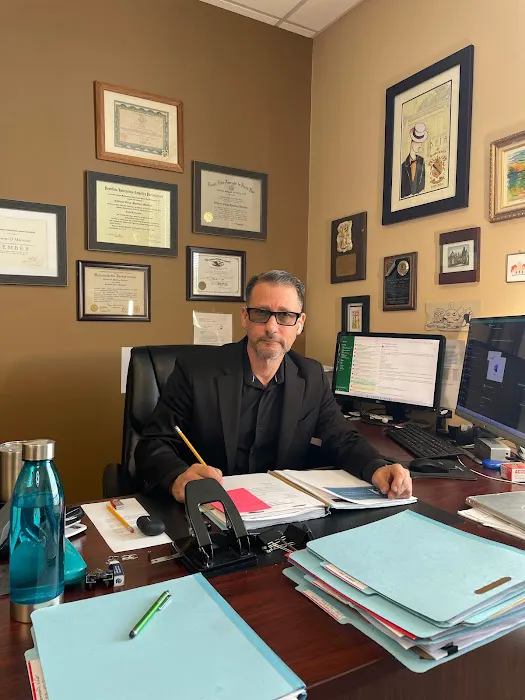 Gilbert Martinez, Abogado de Inmigración 3