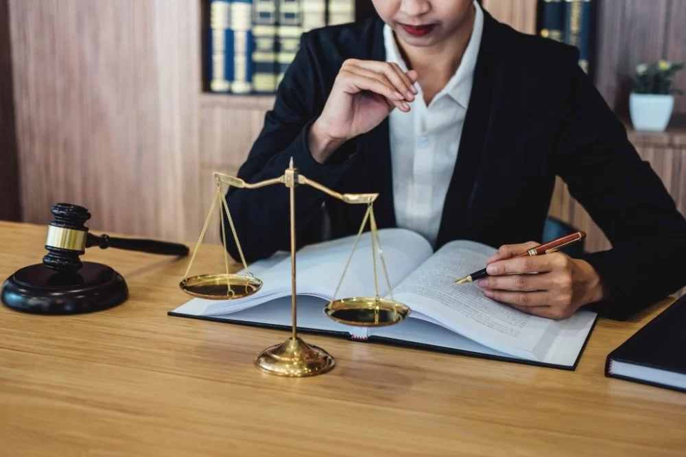 Civil Law Lawyers vs. Criminal Defense Lawyers: What Sets Them Apart and How to Choose