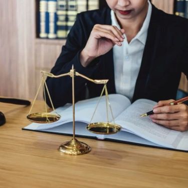 Civil Law Lawyers vs. Criminal Defense Lawyers: What Sets Them Apart and How to Choose