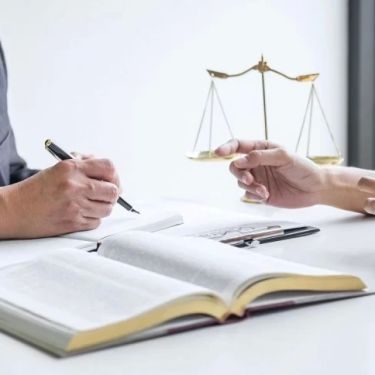 Top-Rated Business Lawyers for Contracts: Expert Legal Assistance for Businesses