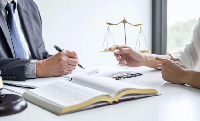 Top-Rated Business Lawyers for Contracts: Expert Legal Assistance for Businesses