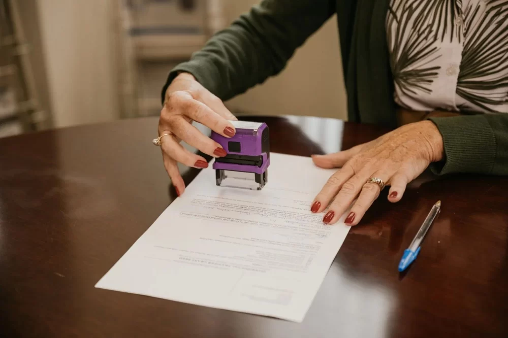 What Is the Role of a Notary Public vs. Lawyer? Key Differences Explained