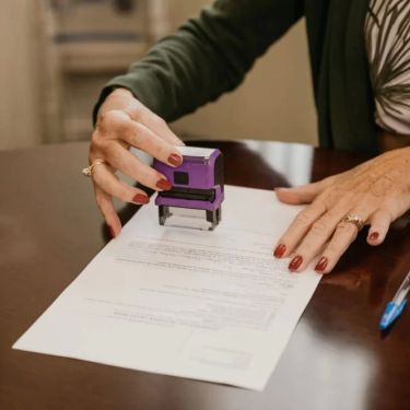 What Is the Role of a Notary Public vs. Lawyer? Key Differences Explained