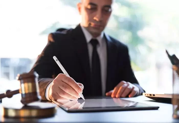 How to Check a Lawyer’s Credentials and Reviews Before Hiring