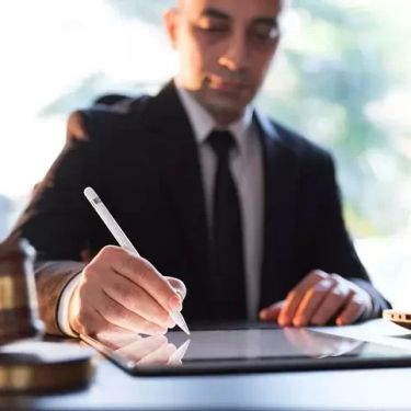How to Check a Lawyer’s Credentials and Reviews Before Hiring
