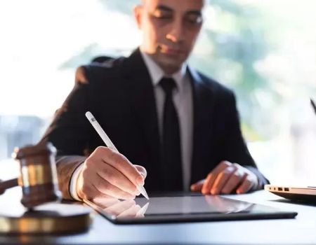 How to Check a Lawyer’s Credentials and Reviews Before Hiring