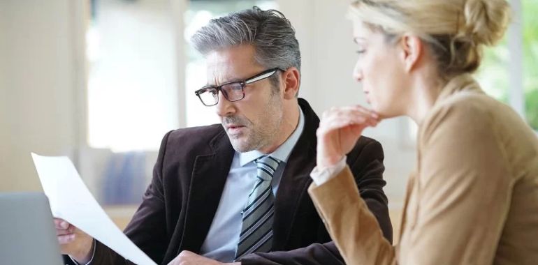 The Role of a Public Defender vs Private Defense Attorney: Key Differences Explained